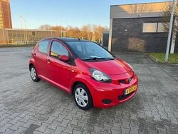 Rood Gebruikt 2010 Toyota Aygo Hatchback | € 1.650 (Super prijs)