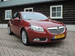 Rood Gebruikt 2009 Opel Insignia Cosmo MPV | € 9.450