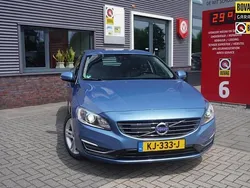 Blauw, metallic lak Gebruikt 2015 Volvo V60 Summum Stationwagen | € 9.450 (Eerlijke prijs)