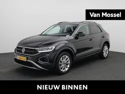 Zwart Gebruikt 2022 VW T-Roc Life SUV | € 22.700 (Eerlijke prijs)