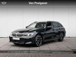 Saphir zwart metallic Gebruikt 2024 BMW 330e M Sport Stationwagen | € 53.900 (Eerlijke prijs)