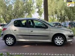 Grijs, metallic lak Gebruikt 2005 Peugeot 206 Hatchback | € 1.149 (Eerlijke prijs)