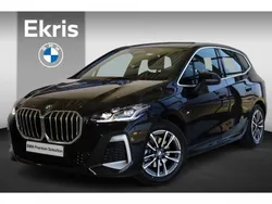 Saphirschwarz metallic (zwart metallic) Gebruikt 2024 BMW 218 Active Tourer Comfort Edition MPV | € 40.800 (Eerlijke prijs)