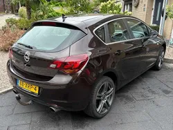 Bruin Gebruikt 2012 Opel Astra Cosmo Hatchback | € 6.000 (Eerlijke prijs)