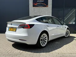 Wit Gebruikt 2022 Tesla Model 3 Standard Range Plus Sedan | € 27.499 (Eerlijke prijs)