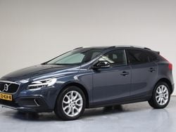 Blauw, metallic lak Gebruikt 2019 Volvo V40 CC Stationwagen | € 18.950 (Eerlijke prijs)