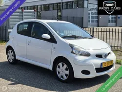 Wit Gebruikt 2010 Toyota Aygo Hatchback | € 2.995 (Eerlijke prijs)