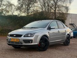 Grijs Gebruikt 2005 Ford Focus Ghia Sedan | € 2.295 (Goede deal)