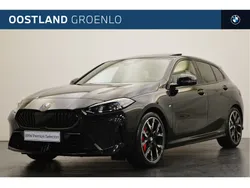 Zwart, metallic lak Gebruikt 2025 BMW 120 M Sport Hatchback | € 48.950 (Eerlijke prijs)