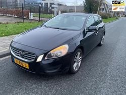 Zwart, metallic lak Gebruikt 2013 Volvo V60 Momentum Stationwagen | € 4.250 (Goede deal)