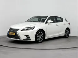 Sonic white (wit metallic) Gebruikt 2019 Lexus CT200h Hatchback | € 21.750 (Eerlijke prijs)