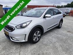 Grijs Gebruikt 2016 Kia Niro First Edition SUV | € 9.999 (Eerlijke prijs)