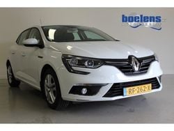 Wit, metallic lak Gebruikt 2018 Renault Mégane IV Zen Hatchback | € 12.879 (Eerlijke prijs)