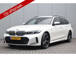 Wit Gebruikt 2023 BMW 320e M Sport Stationwagen | € 41.950 (Eerlijke prijs)