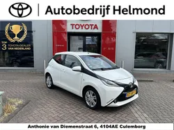 Wit Gebruikt 2015 Toyota Aygo X-play Hatchback | € 6.999 (Duur)