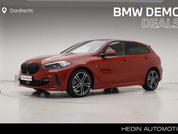 Melbourne rot (rood metallic) Gebruikt 2025 BMW 118 Comfort Edition Hatchback | € 35.895 (Eerlijke prijs)