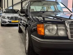 Blauw Gebruikt 1986 Mercedes E230 Sedan | € 3.999