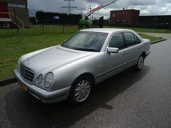 Grijs, metallic lak Gebruikt 1996 Mercedes E320 Sedan | € 10.950
