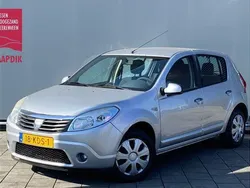 Grijs, metallic lak Gebruikt 2009 Dacia Sandero Lauréate Hatchback | € 1.748