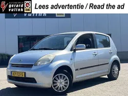 Grijs, metallic lak Gebruikt 2005 Daihatsu Sirion Hatchback | € 890 (Goede deal)