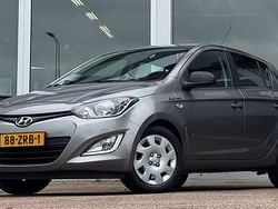 Grijs, metallic lak Gebruikt 2013 Hyundai i20 Edition Hatchback | € 3.444 (Eerlijke prijs)
