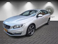 Zilver, metallic lak Gebruikt 2016 Volvo V60 R-Design Stationwagen | € 8.445 (Eerlijke prijs)