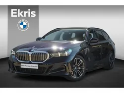 M carbonschwarz Nieuw 2025 BMW 530e Comfort Edition Stationwagen | € 68.900 (Super prijs)