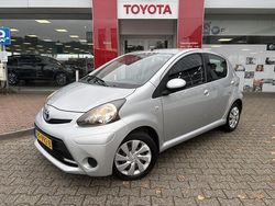 Grijs (metallic) Gebruikt 2014 Toyota Aygo Hatchback | € 6.150 (Eerlijke prijs)