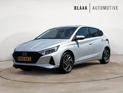 Grijs, metallic lak Gebruikt 2021 Hyundai i20 Comfort Hatchback | € 16.995 (Eerlijke prijs)