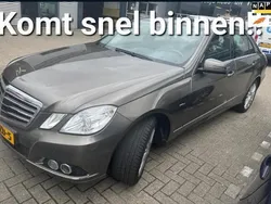 Grijs, metallic lak Gebruikt 2010 Mercedes E200 Elegance Sedan | € 11.385 (Eerlijke prijs)