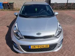 Zilver Gebruikt 2016 Kia Rio MPV | € 9.500 (Eerlijke prijs)