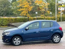 Blauw, metallic lak Gebruikt 2015 Dacia Sandero Anniversary Hatchback | € 6.950 (Duur)