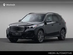 Saphirschwarz metallic (donker zwart metallic) Gebruikt 2025 BMW iX1 Comfort Edition SUV | € 69.880