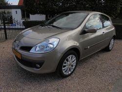 Beige, metallic lak Gebruikt 2009 Renault Clio II Collection Hatchback | € 3.450 (Iets duurder)