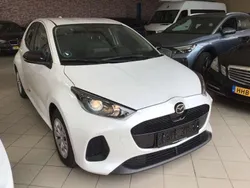 Wit Gebruikt 2024 Mazda 2 Center-Line Hatchback | € 22.500 (Super prijs)