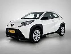 Wit metallic Gebruikt 2024 Toyota Aygo Play Hatchback | € 17.445 (Eerlijke prijs)