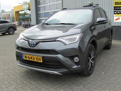 Grijs, metallic lak Gebruikt 2017 Toyota RAV4 Hybrid Style SUV | € 20.500 (Iets duurder)