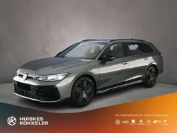 Grijs, metallic lak Nieuw 2025 VW Passat R-line Edition Stationwagen | € 64.995 (Eerlijke prijs)