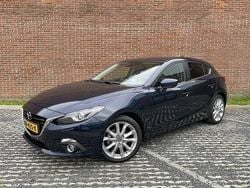 Deep crystal blue (blauw metallic) Gebruikt 2016 Mazda 3 Hatchback | € 15.845 (Iets duurder)