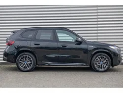 Saphirschwarz (donker zwart metallic) Gebruikt 2023 BMW X1 Comfort Edition SUV | € 51.850 (Goede deal)