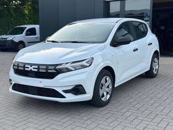 Wit Gebruikt 2024 Dacia Sandero Essentiel Hatchback | € 14.499