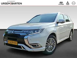 Wit metallic Gebruikt 2020 Mitsubishi Outlander P-HEV Intense+ SUV | € 23.930 (Eerlijke prijs)