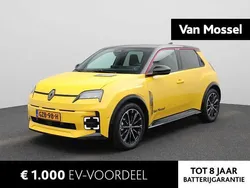 Twotone jaune pop / noir etoilé Gebruikt 2024 Renault R5 Iconic Hatchback | € 31.940 (Eerlijke prijs)