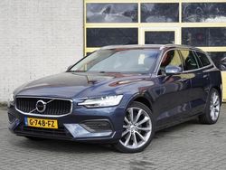 Blauw, metallic lak Gebruikt 2019 Volvo V60 Momentum Stationwagen | € 22.950 (Goede deal)