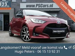 Rood, metallic lak Gebruikt 2021 Toyota Yaris Hybrid Executive Hatchback | € 19.944 (Goede deal)