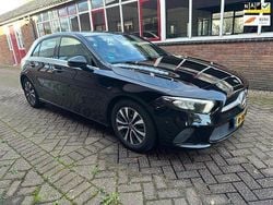 Zwart (metallic) Gebruikt 2020 Mercedes A180 Business Hatchback | € 18.495 (Super prijs)