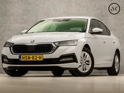 Wit Gebruikt 2023 Skoda Octavia Sport Hatchback | € 24.445 (Eerlijke prijs)