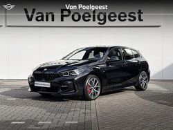 Saphirschwarz metallic (zwart metallic) Gebruikt 2024 BMW 118 M Sport Hatchback | € 34.400 (Eerlijke prijs)