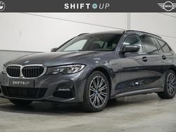 Grijs Gebruikt 2022 BMW 330e M Sport Stationwagen | € 35.940 (Eerlijke prijs)