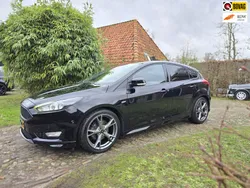 Zwart Gebruikt 2017 Ford Focus ST-Line Hatchback | € 12.950 (Eerlijke prijs)
